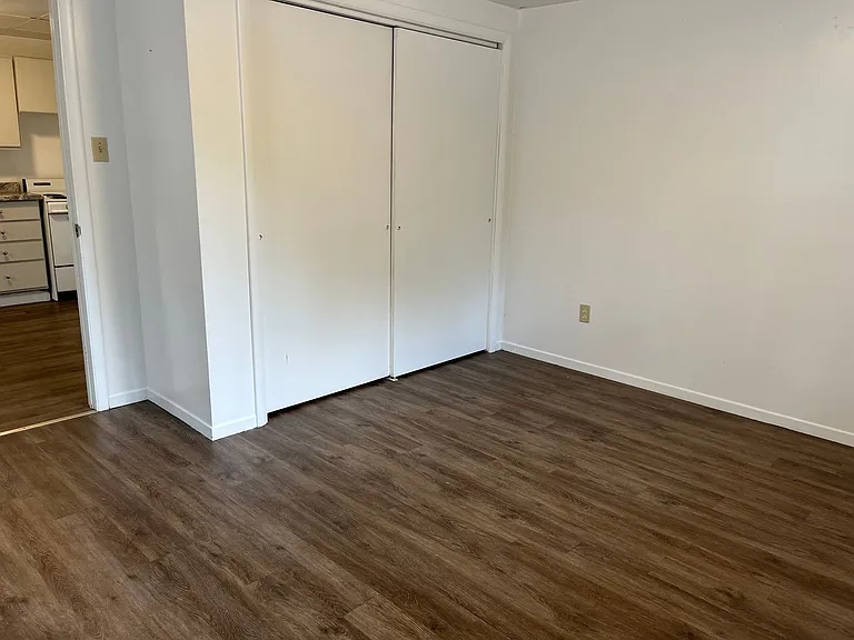 305 Vincennes Ave — Photo 8