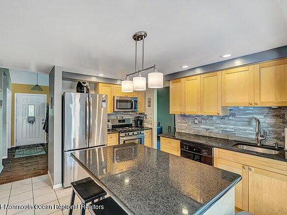 5th image of 61 Buckingham Dr