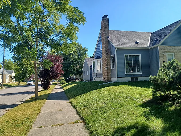 1946 Washburn Ave N — Photo 3