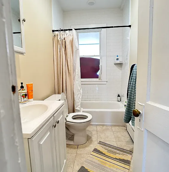 2 Glenley Ter #1B — Photo 2
