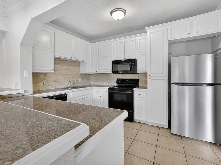 2601 S University Dr — Photo 20