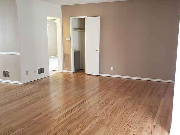 3rd image of 720 S Plymouth Blvd Unit 10