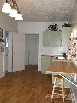 5th image of 102 E Railroad St