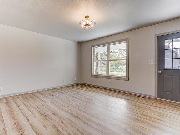 3rd image of 524 College St N