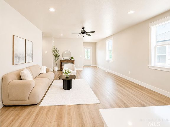3rd image of 750 S Cassandra Ave