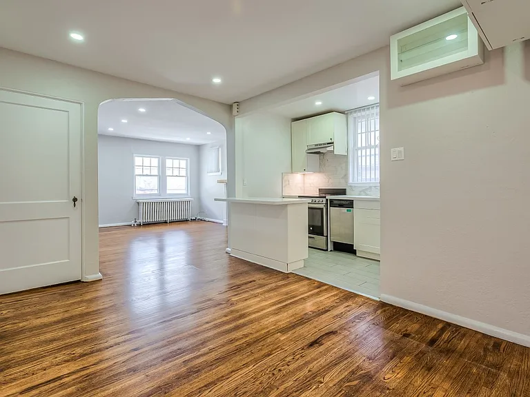 16 Acacia Rd #UPPER — Photo 1