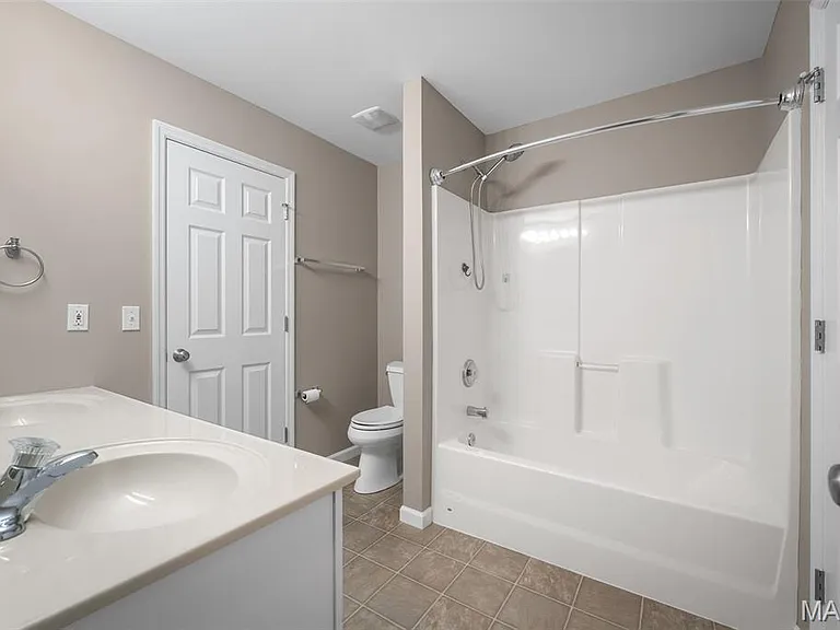 324 Savannah Ter — Photo 17