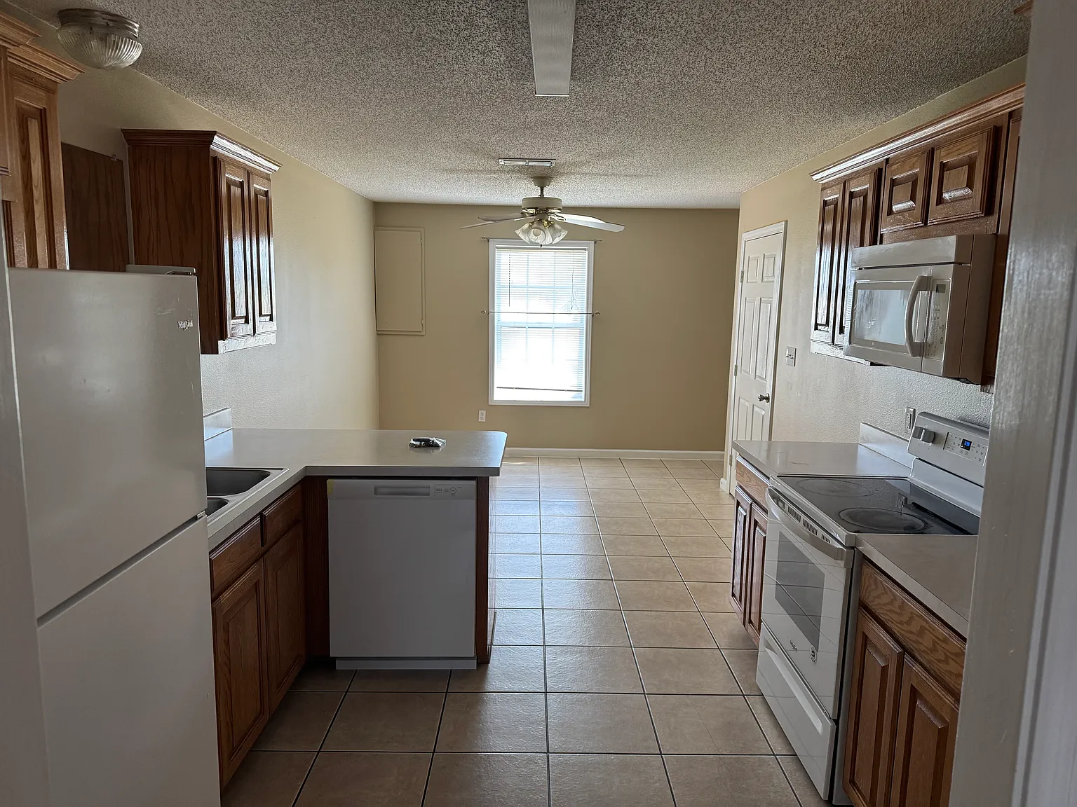 2 bed, 1054 sqft, $1,500 — Photo 3