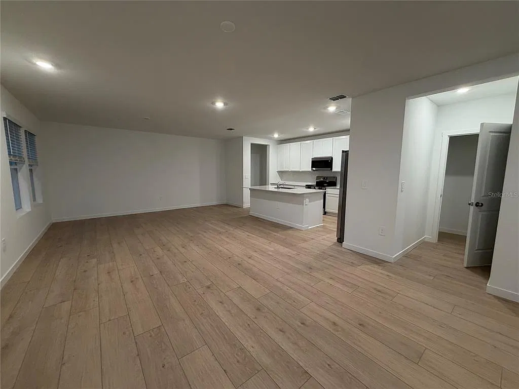 4 bed, 2.5 bath, 2088 sqft, $2,490 — Photo 3