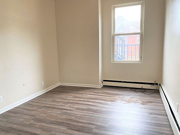 4th image of 521 N Negley Ave APT 4