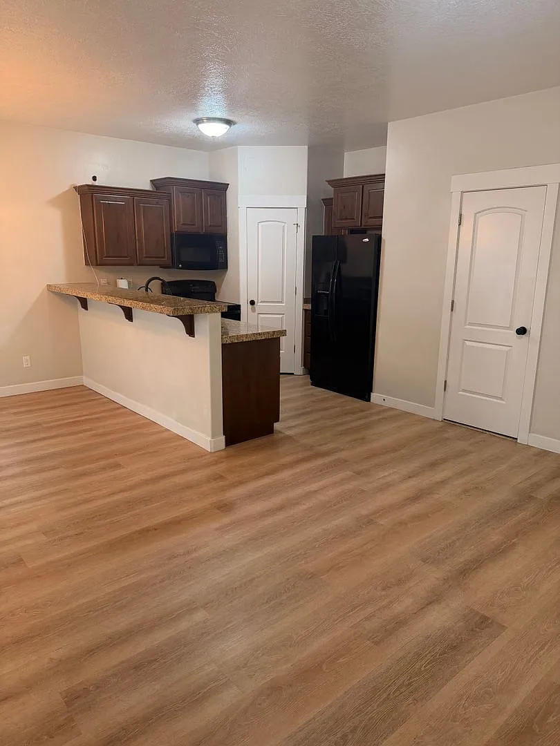 Cozy 3 bedroom 2.5 Bathroom Townhome — Photo 3
