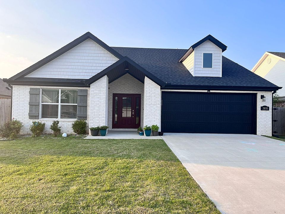 1st image of 3808 Mistletoe Ave