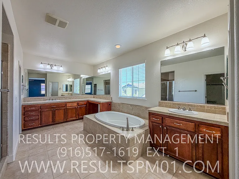 2425 Foxcroft Cir — Photo 35
