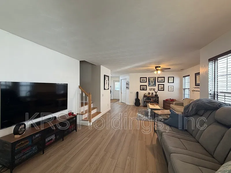 3 bed, 2.5 bath, 1800 sqft, $2,600 — Photo 3