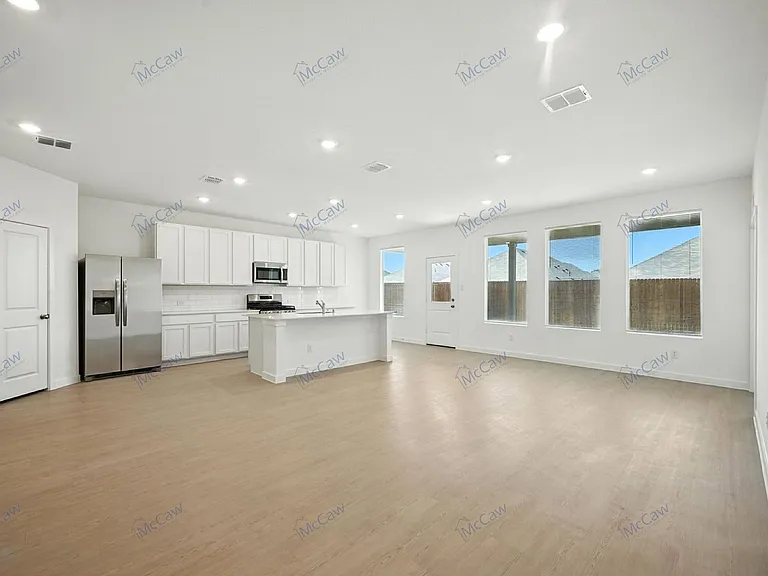 1813 Spruce Cir — Photo 3