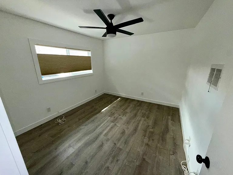 805 Venice Blvd #6 — Photo 11