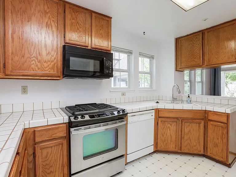 1055 Hull Ln — Photo 11