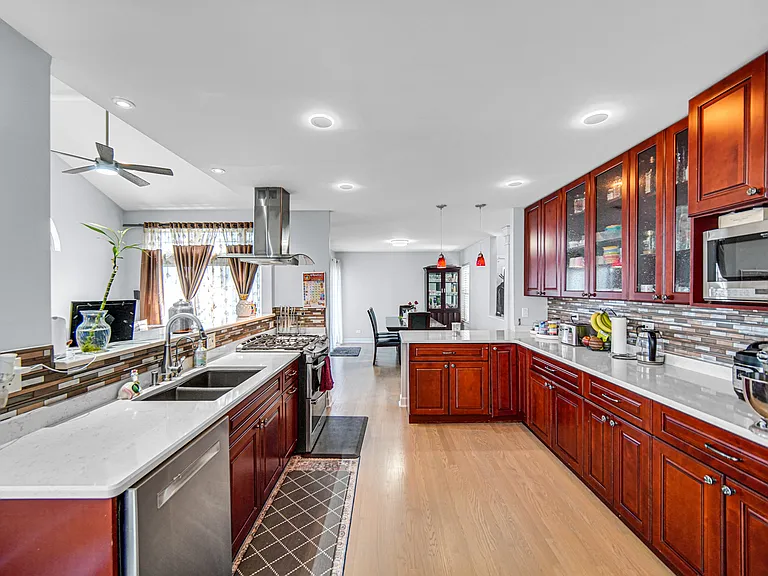 2033 N Evergreen Ave — Photo 16