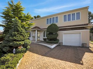 581 Jerome Ct, Franklin Square, NY 11010