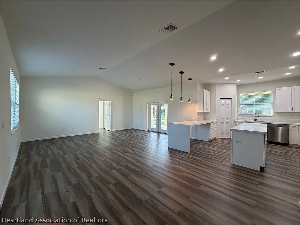 3 bed, 2.0 bath, 1838 sqft, $2,450 — Photo 4
