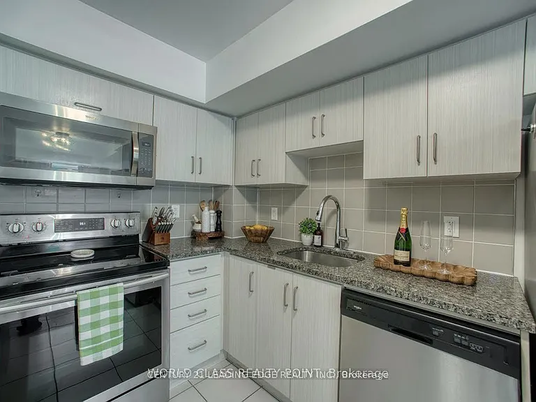7 Applewood Ln E #221 — Photo 5