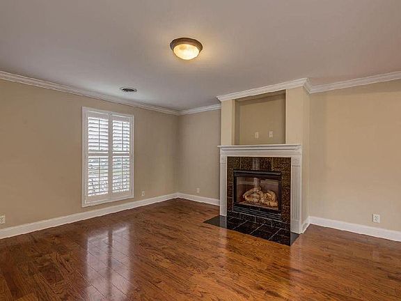 3rd image of 811 Tanner Ln