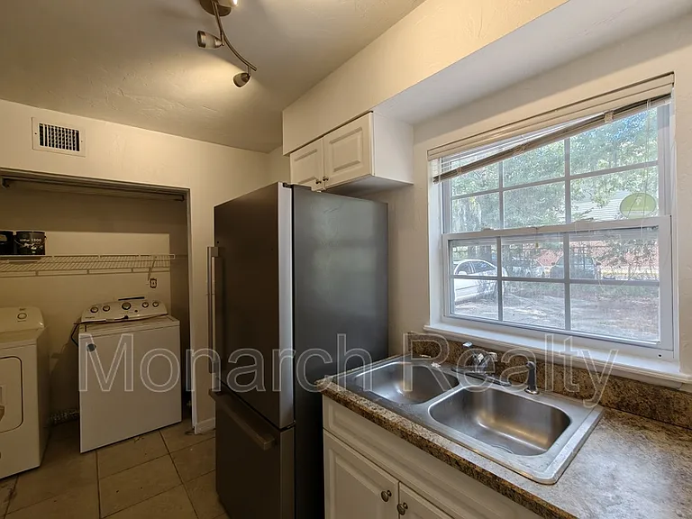 620 SW 10th Ln #4 — Photo 7