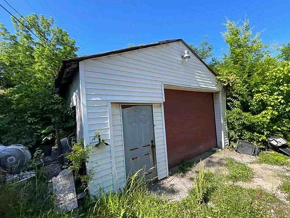 4th image of 573 Arnoldsburg Rd