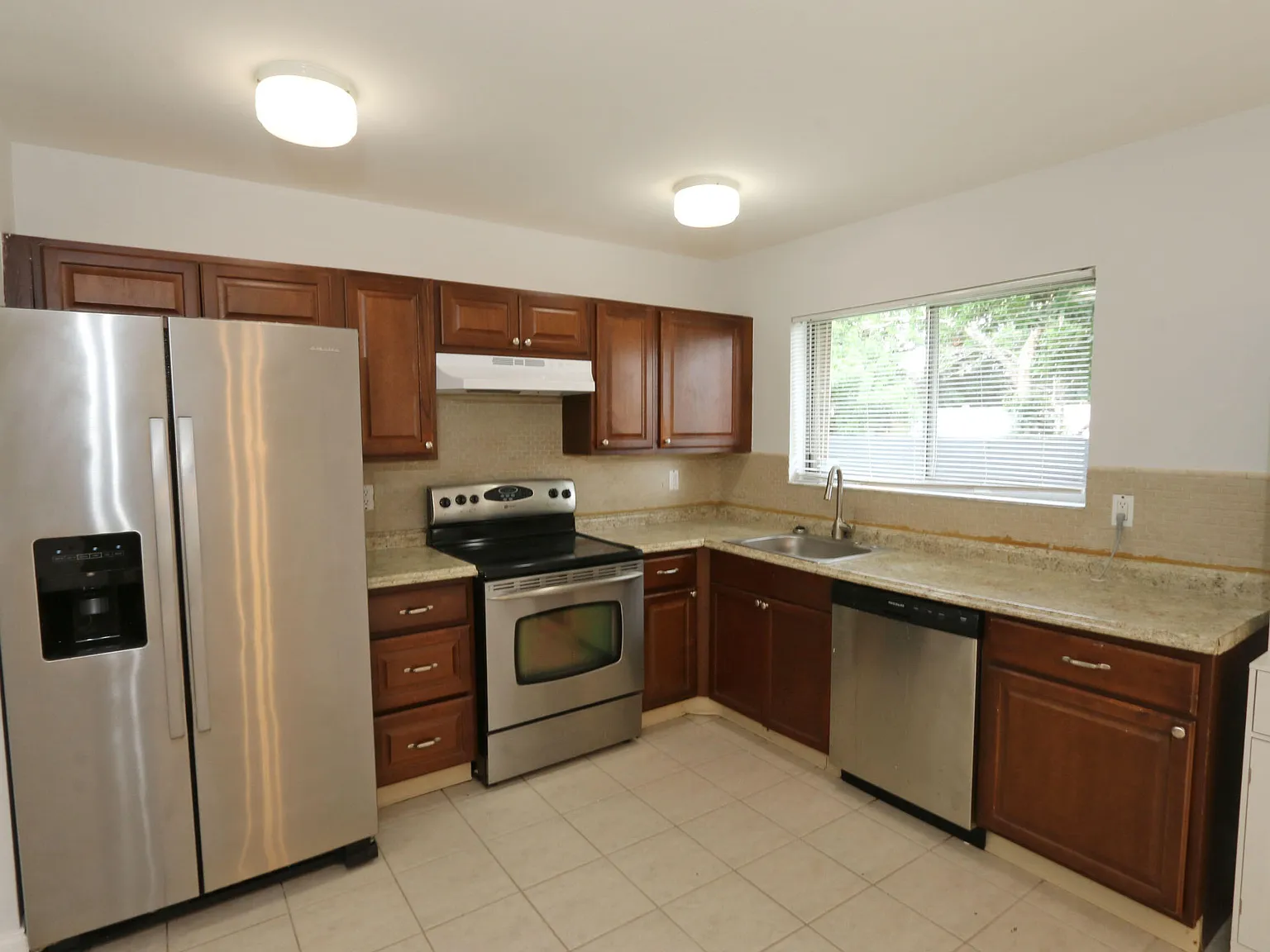3 bed, 2.0 bath, 1176 sqft, $2,200 — Photo 4