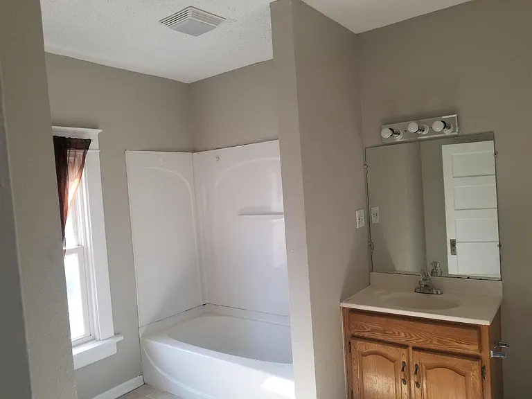 2220 Carpenter Ave — Photo 5