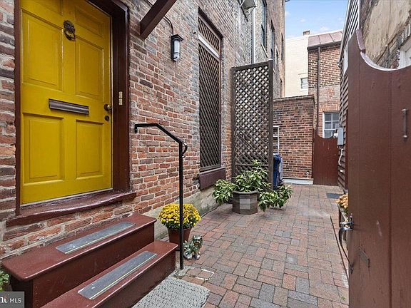 3rd image of 113 N Fairfax St