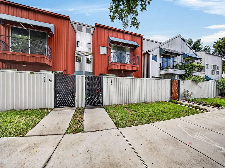 2809 Crawford St — Photo 2