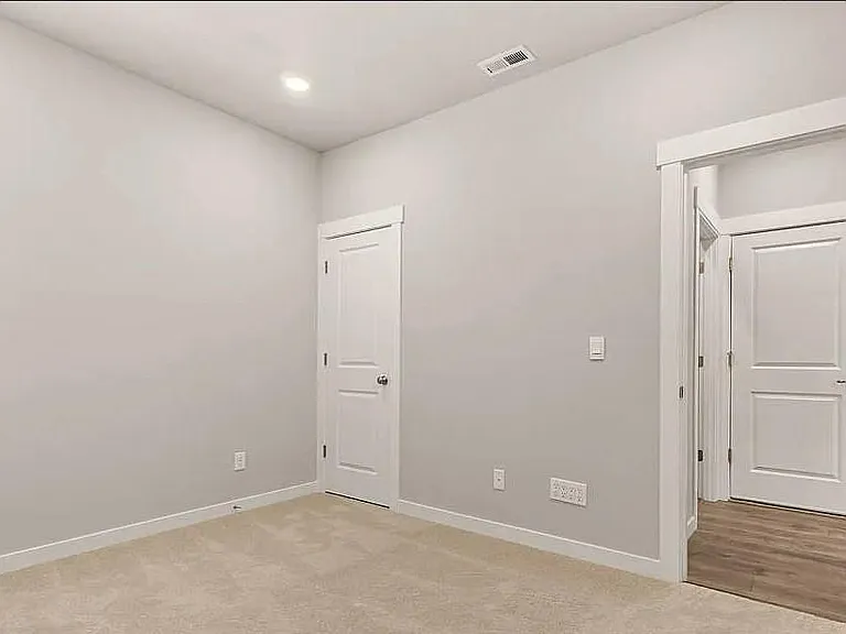 6040 Addison Rd — Photo 12