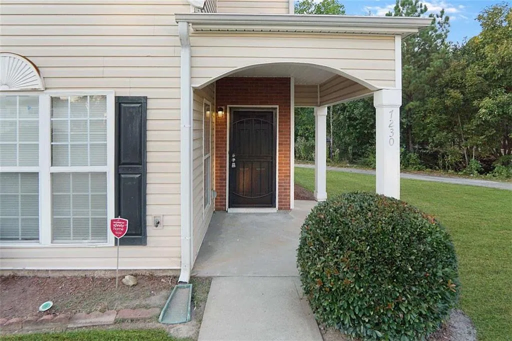 3 bed, 2.5 bath, 1350 sqft, $1,850 — Photo 2