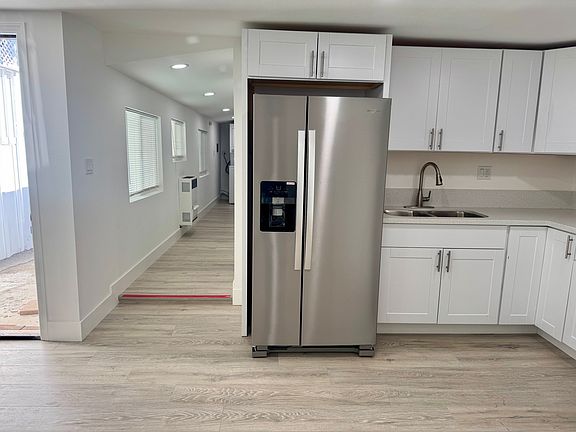 4th image of 2341 Irving Ave #7