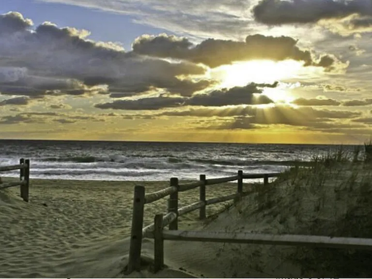 1 mile / 6 min bike ride to the beach.