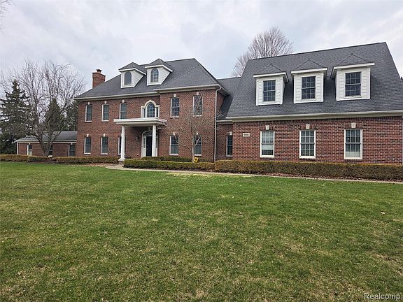 2nd image of 900 Maxfield Rd