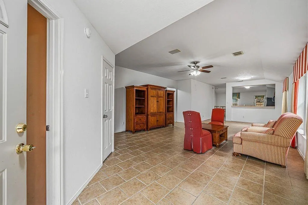 4 bed, 2.0 bath, 1990 sqft, $2,450 — Photo 4
