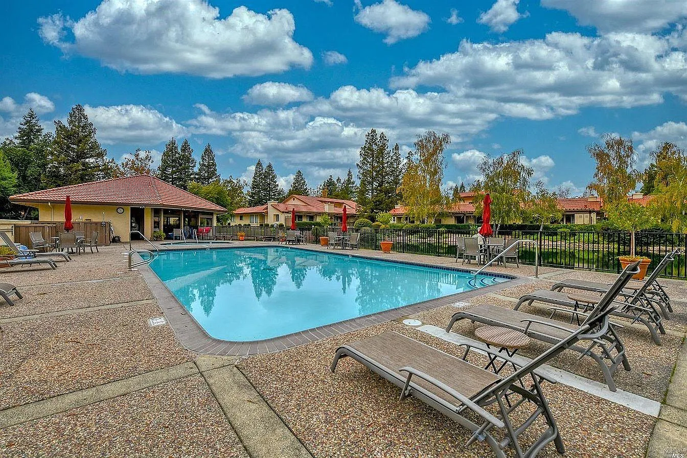 69 Fountain Grove Cir — Photo 2