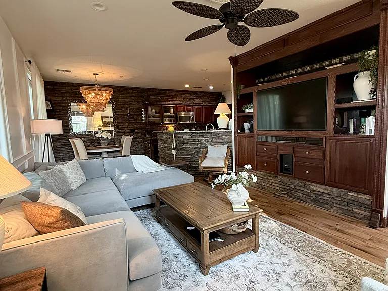 2914 E Dunbar Dr — Photo 3