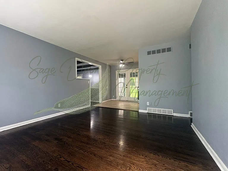 302 N Peck Dr — Photo 2