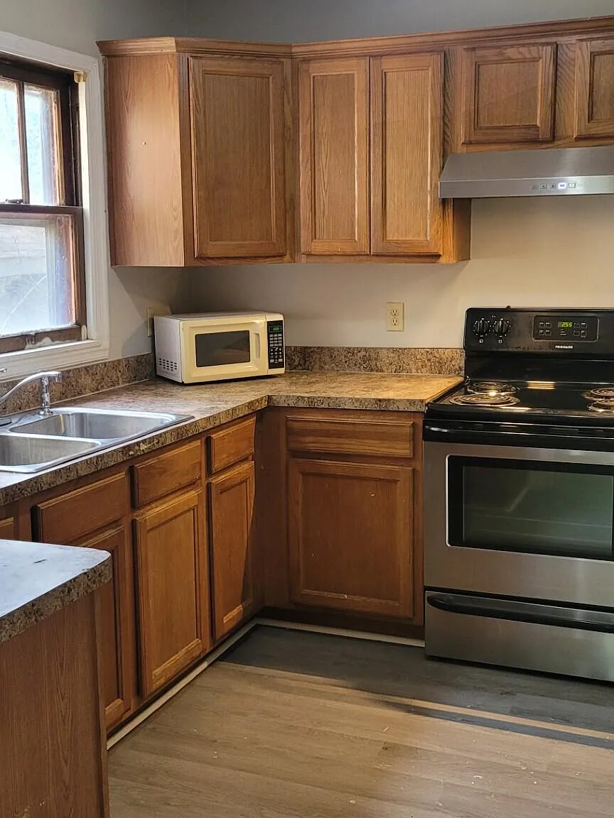 3 bed, 1.0 bath, $1,395 — Photo 3