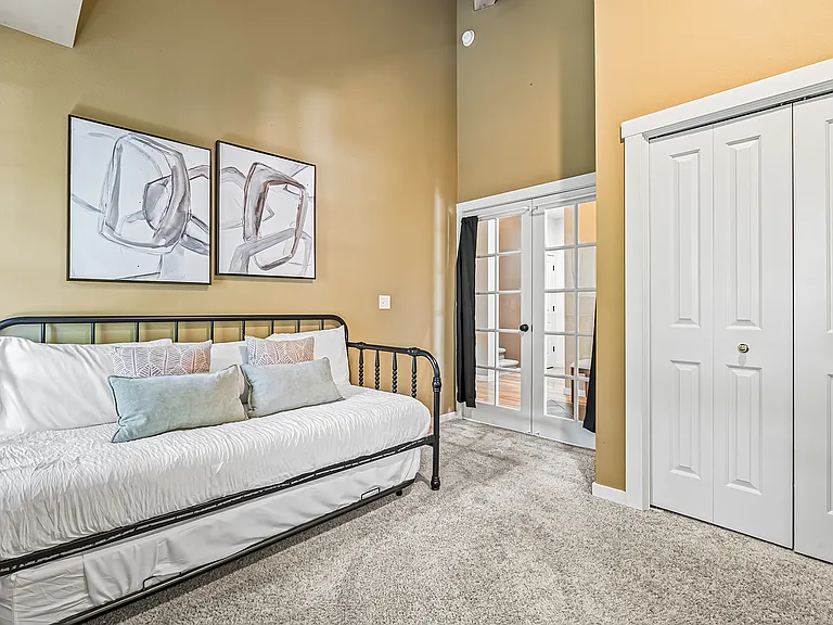 246 W Colchester Dr — Photo 12