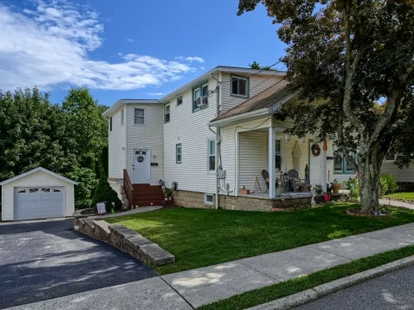14 Pearl St, Bloomingdale Boro, NJ 07403