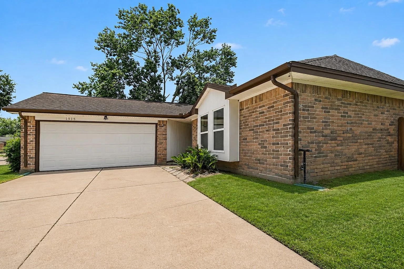 4 bed, 2.0 bath, 1733 sqft, $2,000 — Photo 3