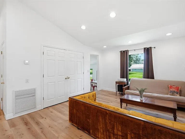 1001 E Reynolds St — Photo 4