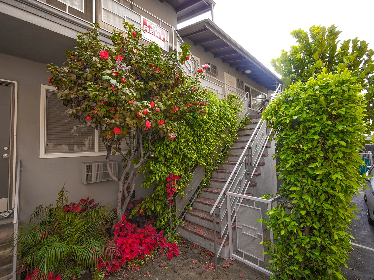 1215 Granville Ave — Photo 3