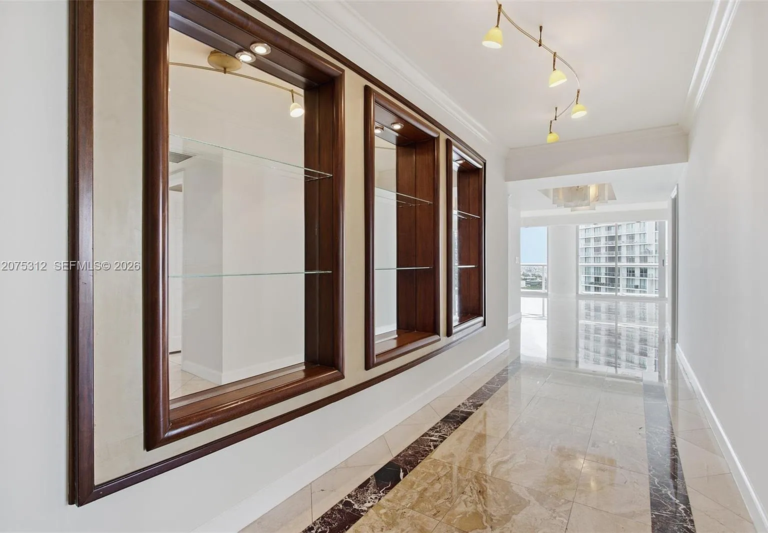 Oceania V Condo — Photo 2