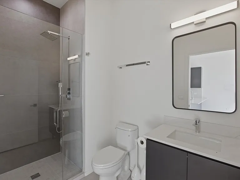 4513 N Clark St #411 — Photo 4