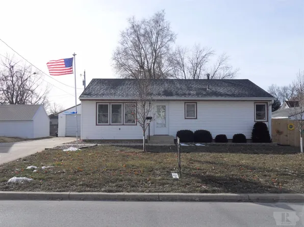 419 W 10th St, Carroll, IA 51401